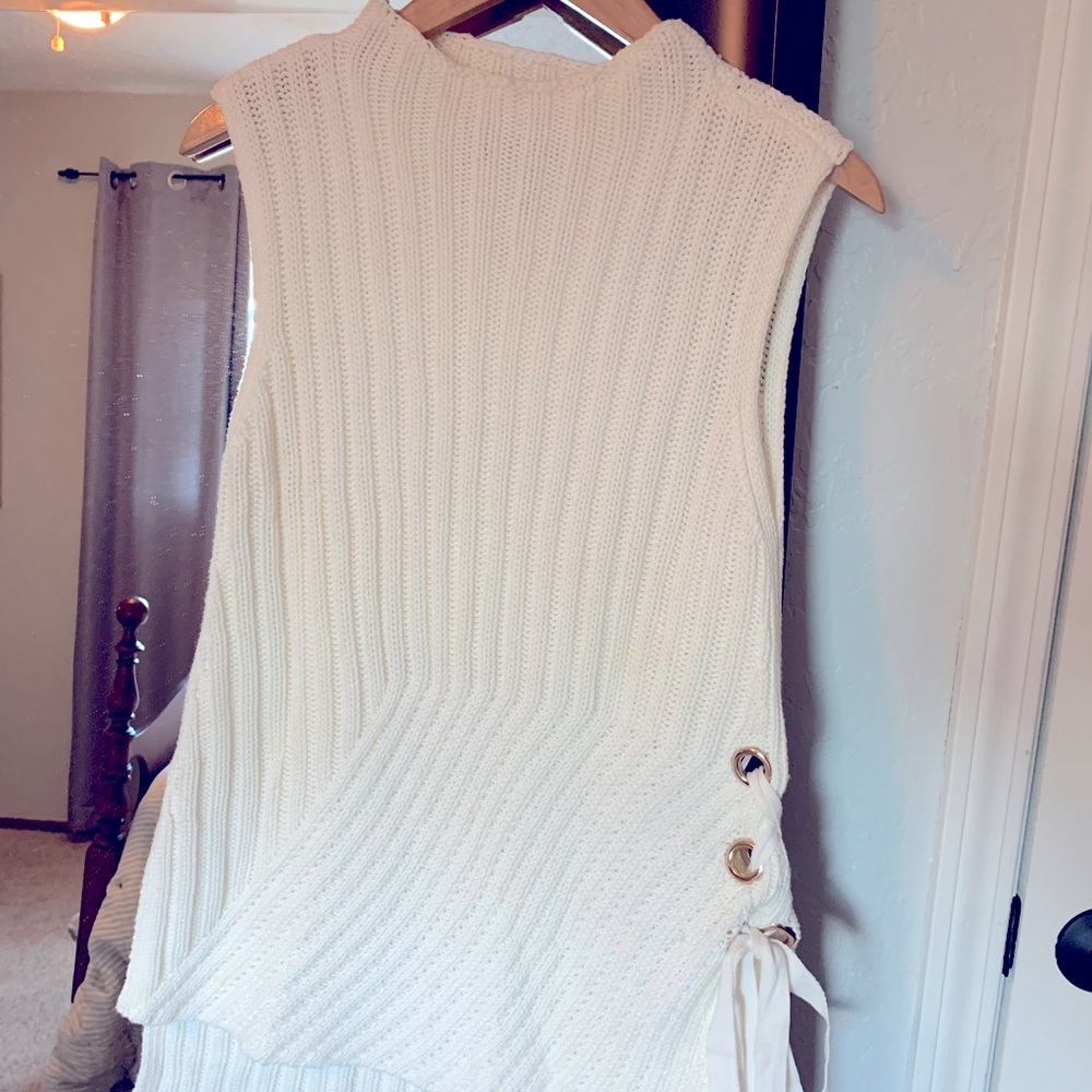 Jennifer Lopez sleeveless sweater , size medium, great condition